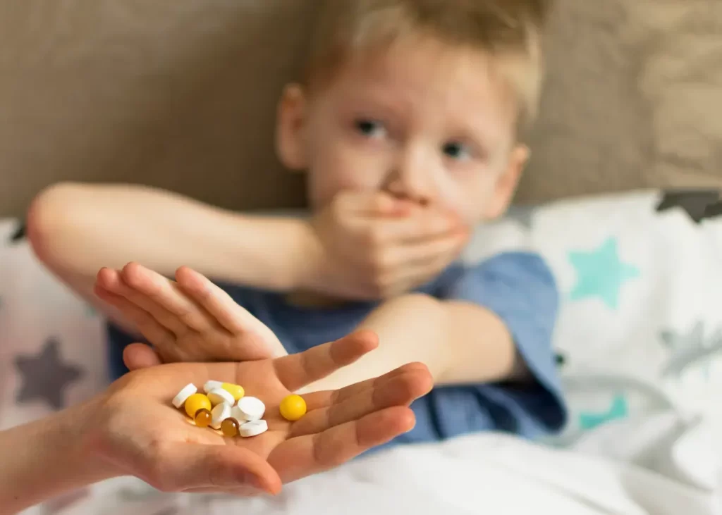 Як навчити дітей ковтати таблетки